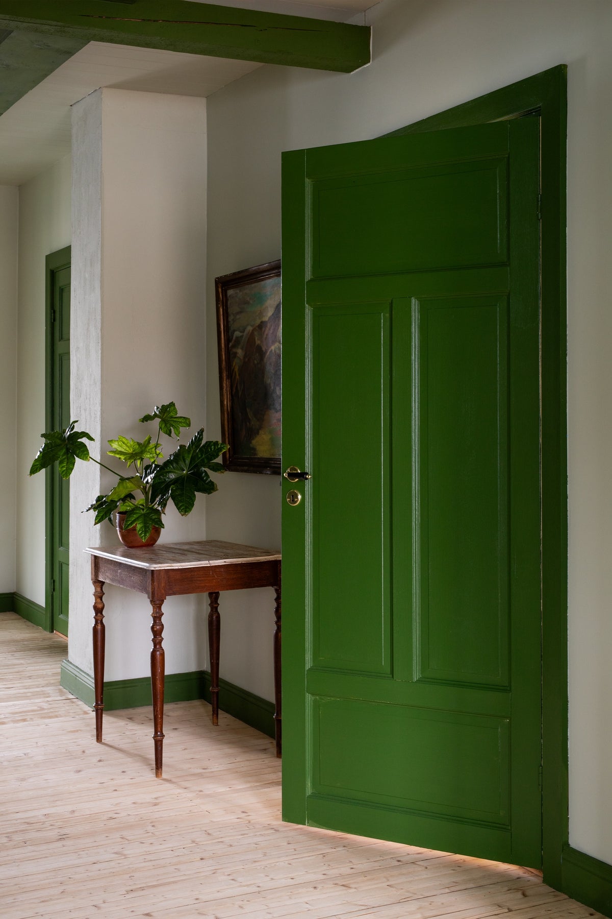Pure & Original Mint Taffy - hal met zachtgroene wand en donkergroene deur
