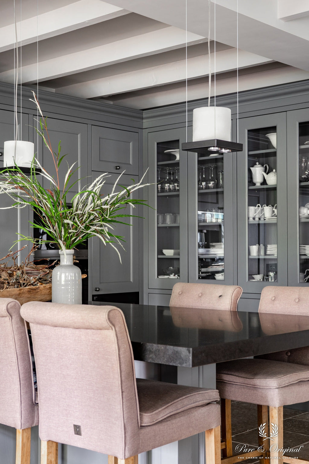Pure & Original Pigeon Grey Carazzo in interieur