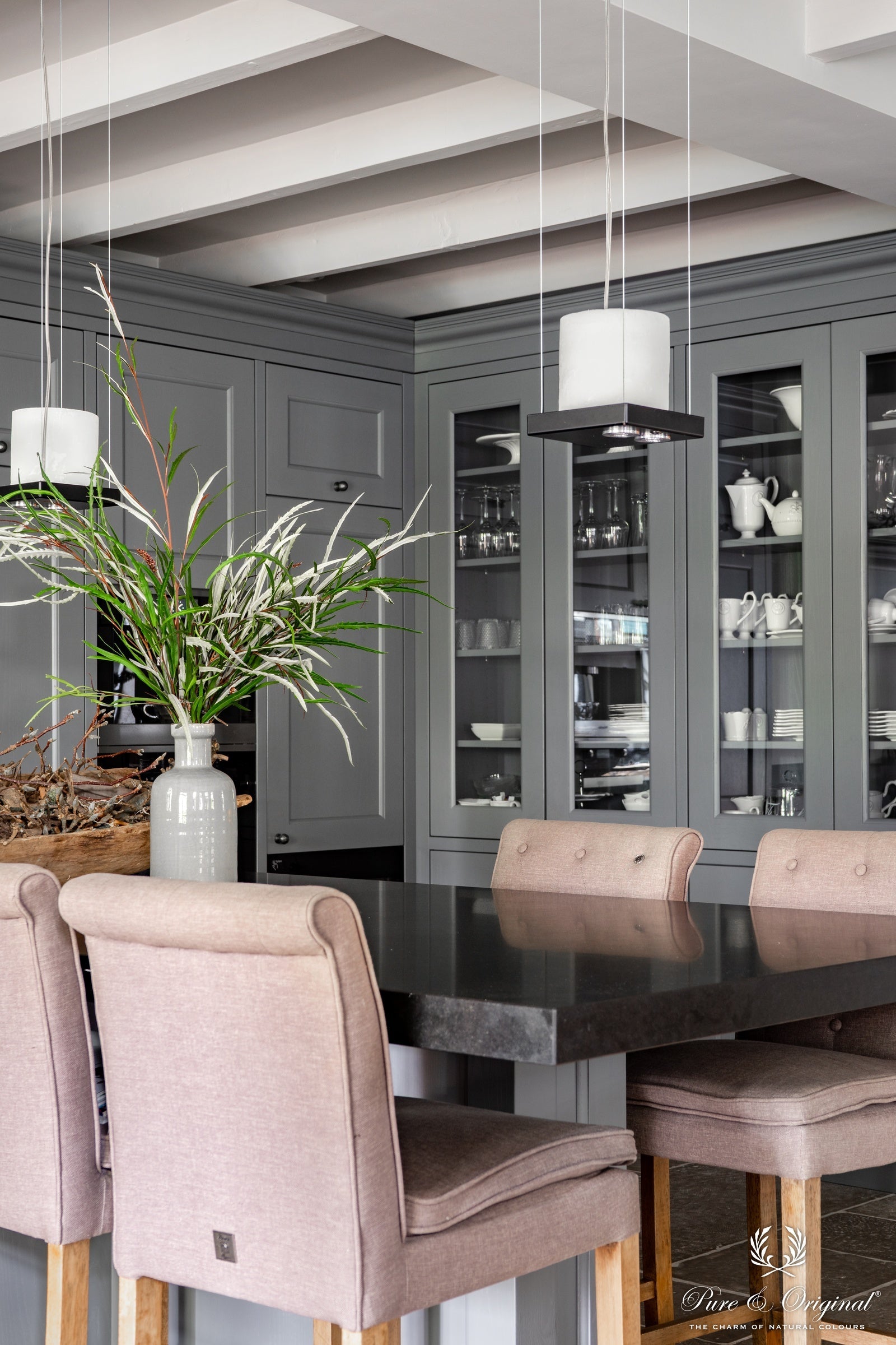 Pure & Original Pigeon Grey Carazzo in interieur