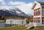 Pure & Original Poppy - wit huis met rode kozijnen aan het water