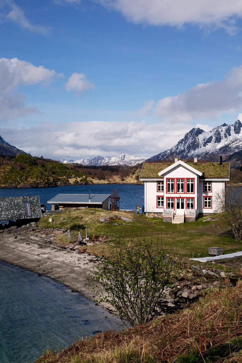 Pure & Original Poppy - huis met rode kozijnen aan de fjord