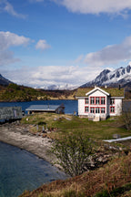Pure & Original Poppy - huis met rode kozijnen aan de fjord