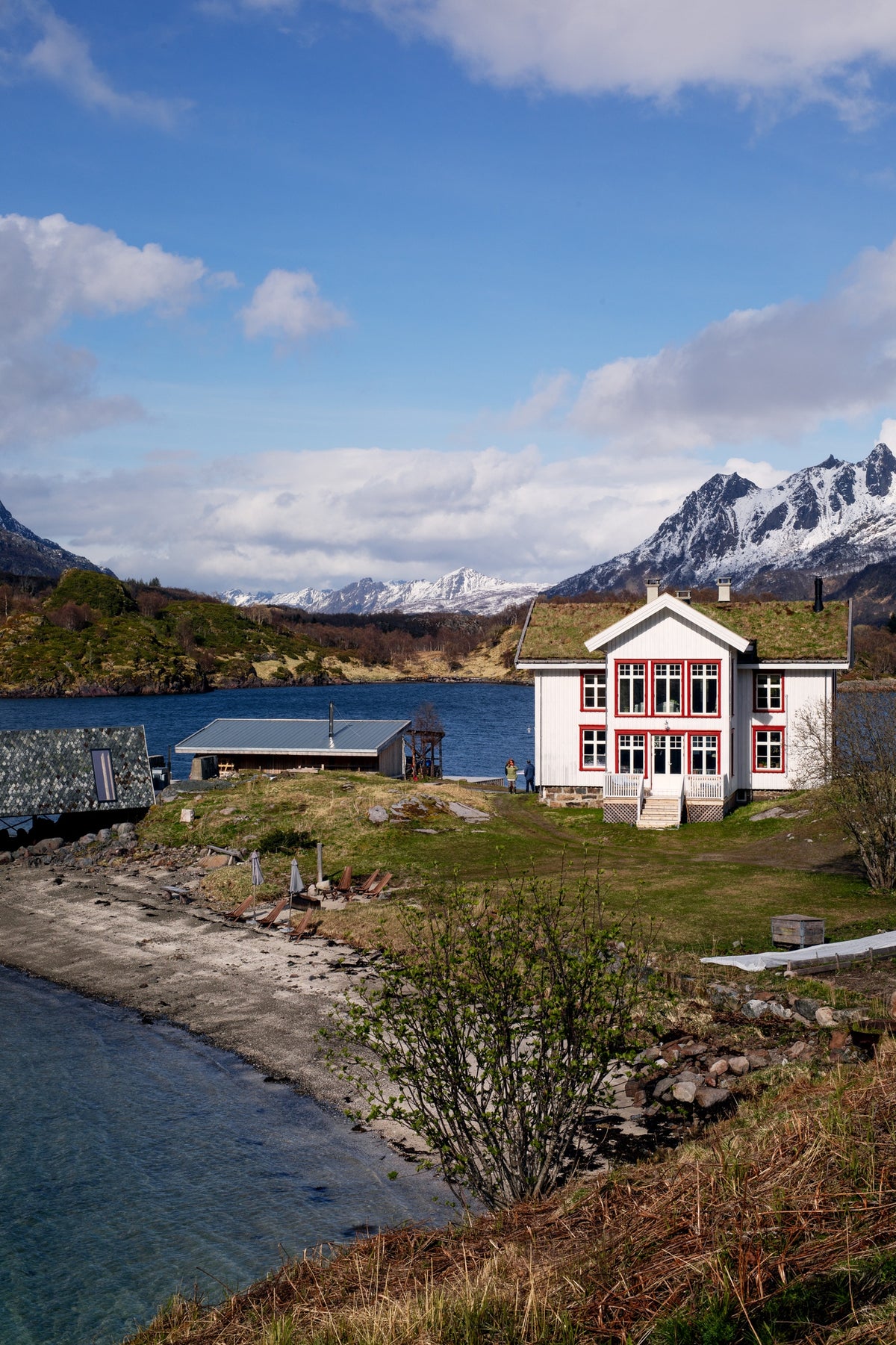 Pure & Original Poppy - huis met rode kozijnen aan de fjord