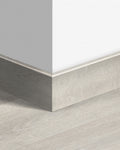 Quick-Step Parketplint QSPSKR03990 Levendige Grijze Eik - 14 x 77 x 2400 mm - productfoto