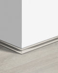 Quick-Step Kwadrant Plint QSSCOT03990 Levendige Grijze Eik - 17 x 17 x 2400 mm - productfoto
