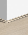 Quick-Step Kwadrant Plint QSVSCOT40080 Zeebries Beige Eik - 17 x 17 x 2400 mm - productfoto