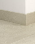 Quick-Step Plint QSVSK40274 Zandsteenbeton - 12 x 58 x 2400 mm - productfoto