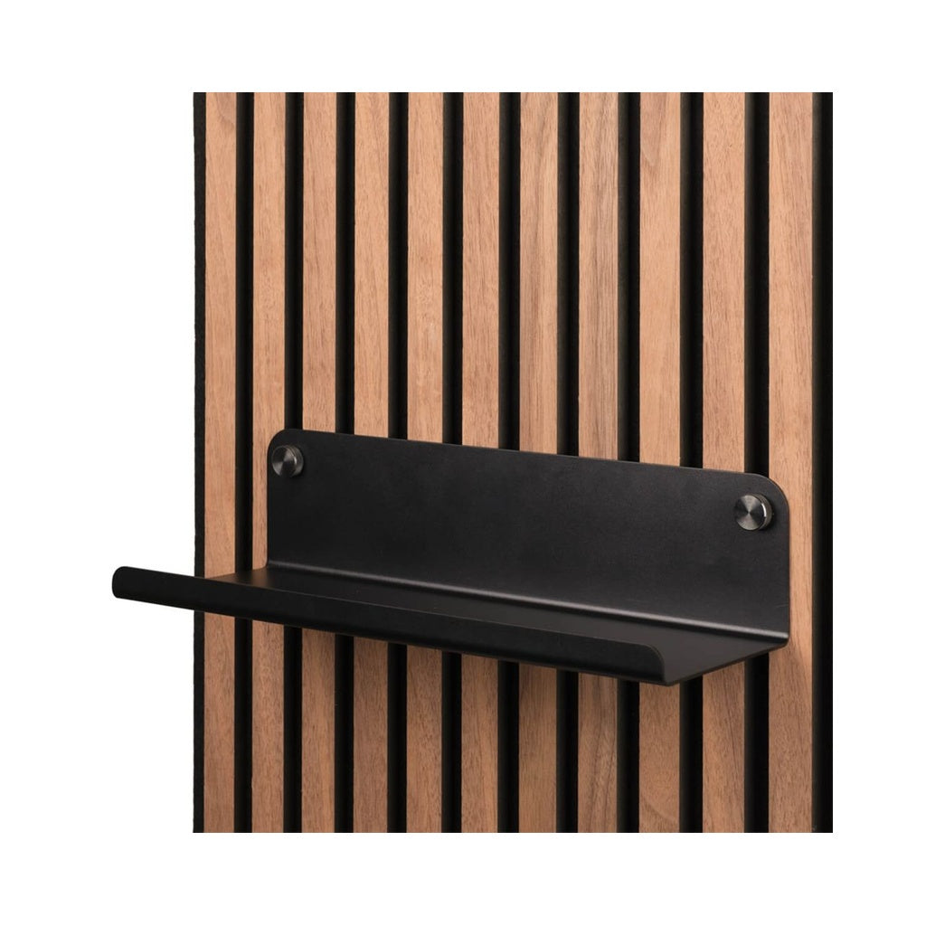Zwarte metalen wandplank van Silentlines op een licht eiken wandpaneel