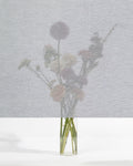Squid raamtextiel Ash (lichtgrijs): transparant textiel voor het raam, met een boeket bloemen zichtbaar erachter