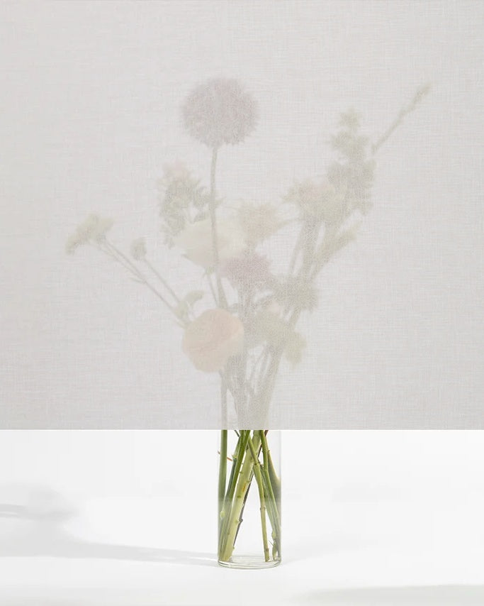 Squid raamtextiel Bone (gebroken wit): transparant textiel voor het raam, met een boeket bloemen zichtbaar erachter