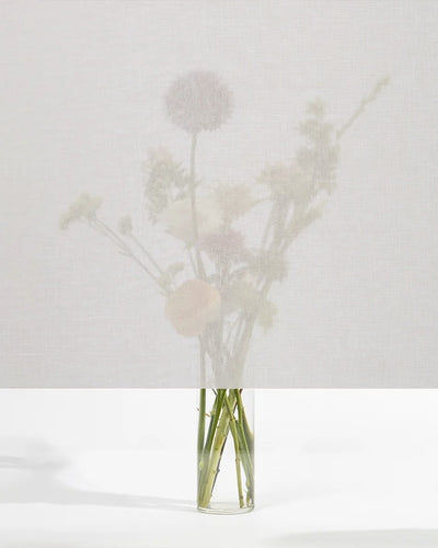 Squid raamtextiel Bone (gebroken wit): transparant textiel voor het raam, met een boeket bloemen zichtbaar erachter