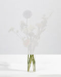 Squid raamtextiel Chalk (wit): transparant textiel voor het raam, met een boeket bloemen zichtbaar erachter