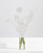 Squid raamtextiel Chalk (wit): transparant textiel voor het raam, met een boeket bloemen zichtbaar erachter