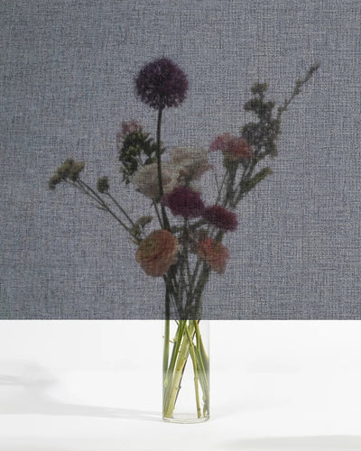 Squid raamtextiel Coal (zwart): transparant textiel voor het raam, met een boeket bloemen zichtbaar erachter