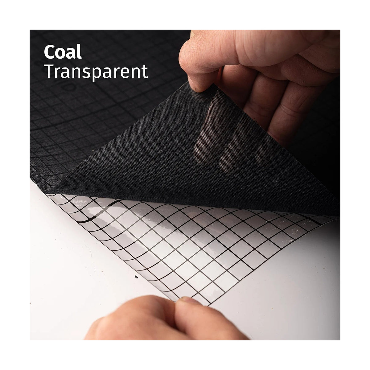 Squid raamtextiel Coal (zwart): het transparante textiel wordt van de schutfolie getrokken