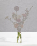 Squid raamtextiel Oak (beige): transparant textiel voor het raam, met een boeket bloemen zichtbaar erachter