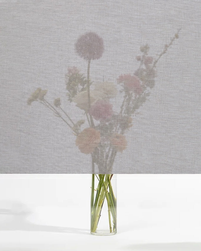 Squid raamtextiel Oak (beige): transparant textiel voor het raam, met een boeket bloemen zichtbaar erachter
