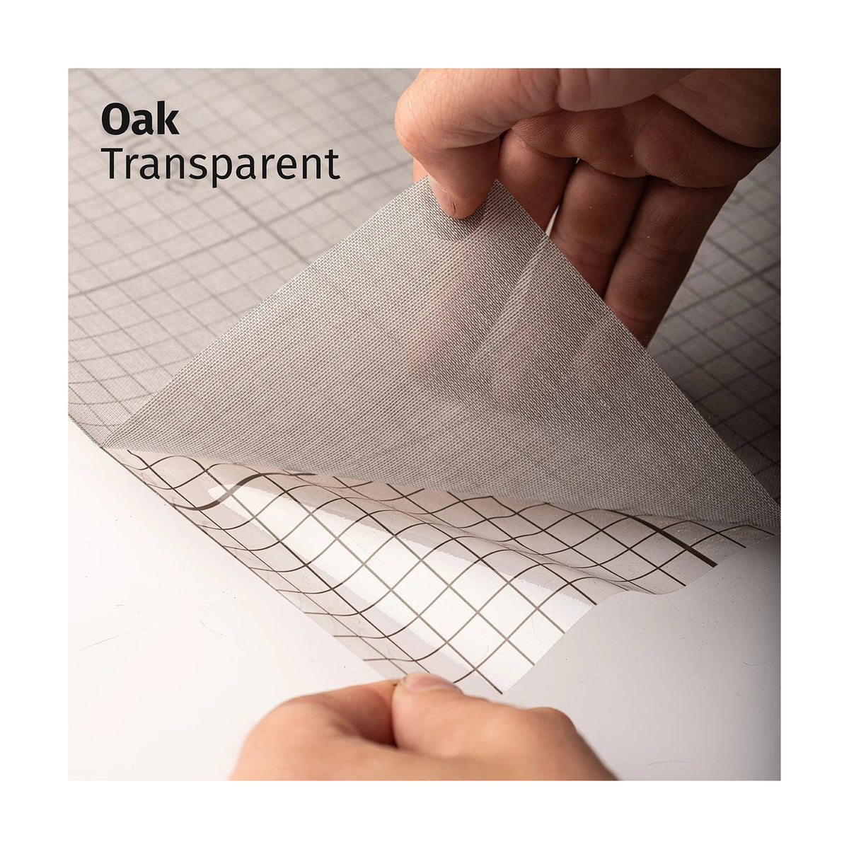 Squid raamtextiel Oak (beige): het transparante textiel wordt van de schutfolie getrokken