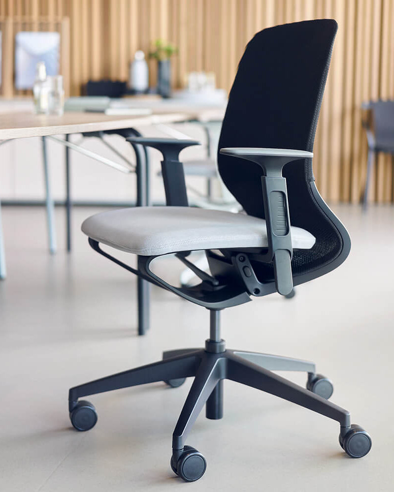 Sedus se:motion net Ergonomische Bureaustoel Zwart in een interieur